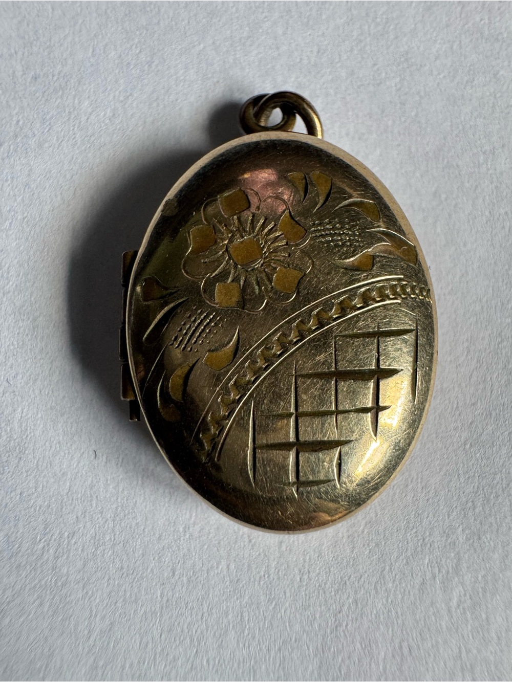 Vintage Victorian-revival locket dating from 1940s- 1960s stamped gold filled